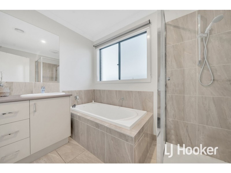45 Hollywell Road, Clyde North VIC 3978