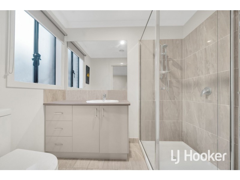 45 Hollywell Road, Clyde North VIC 3978