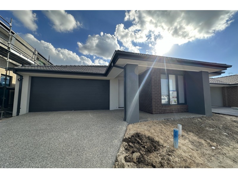 28 Woolly Parade, Clyde North VIC 3978