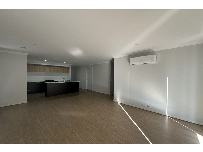 28 Woolly Parade, Clyde North VIC 3978