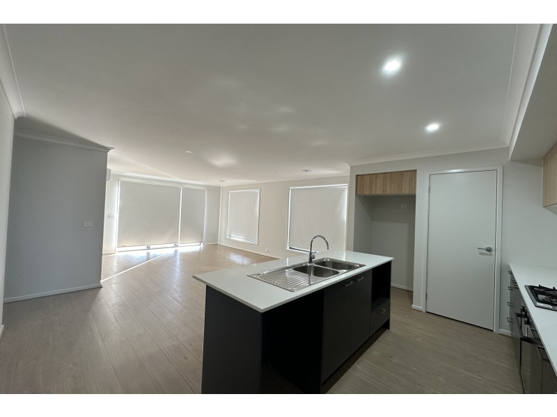 28 Woolly Parade, Clyde North VIC 3978