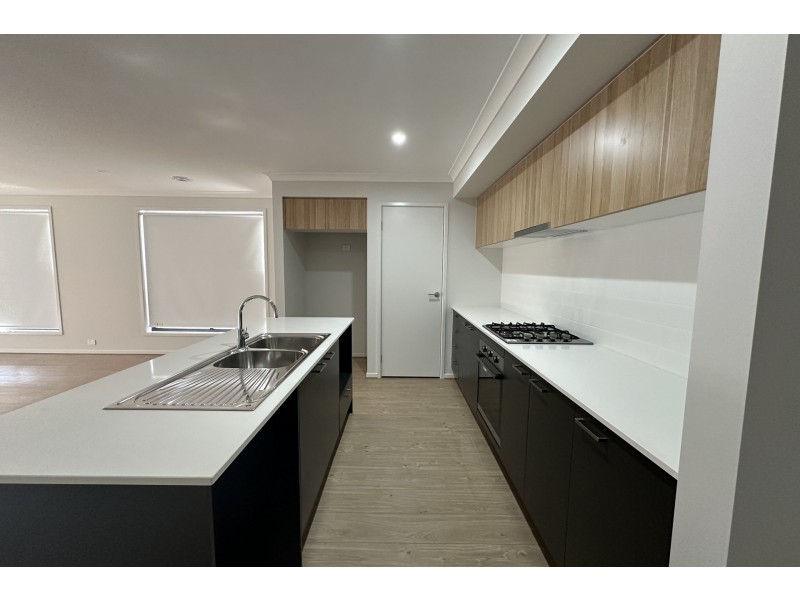 28 Woolly Parade, Clyde North VIC 3978