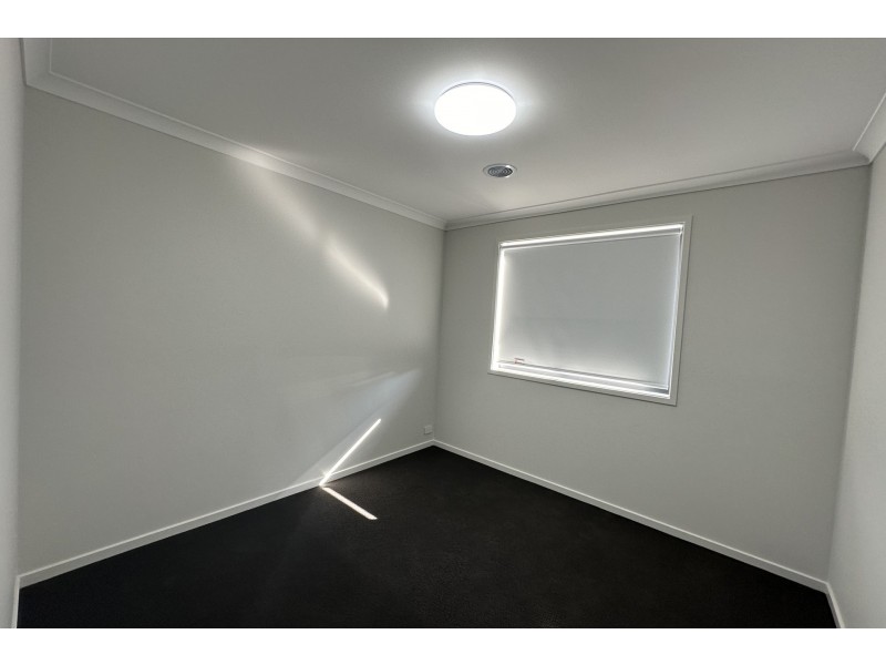 28 Woolly Parade, Clyde North VIC 3978