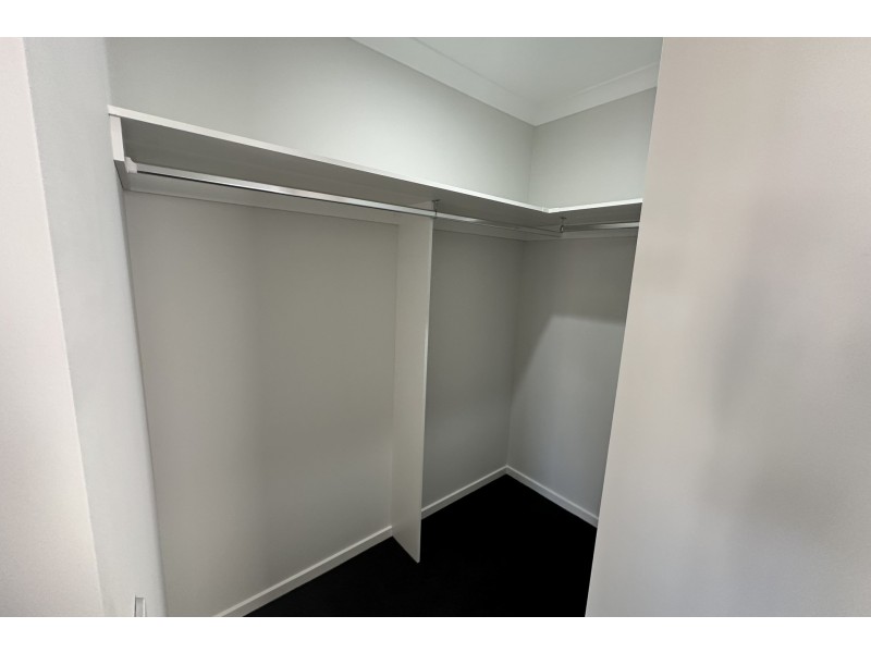 28 Woolly Parade, Clyde North VIC 3978