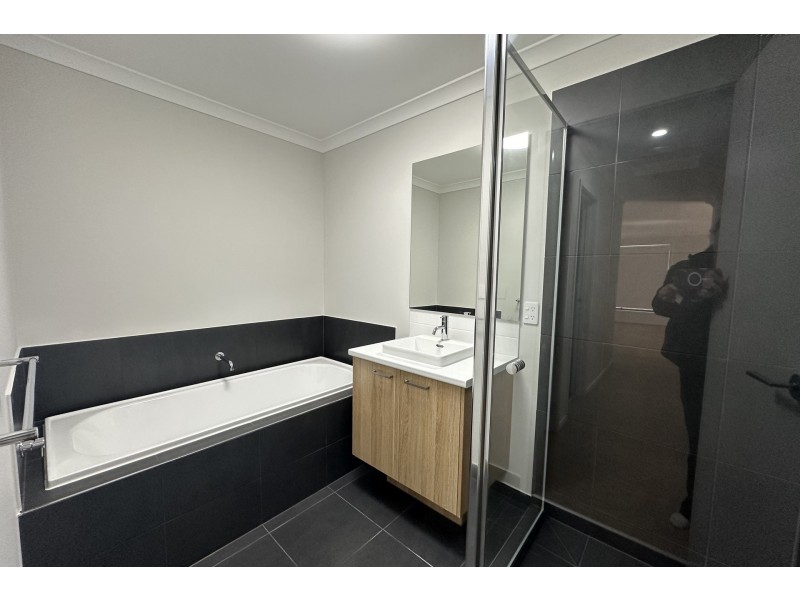 28 Woolly Parade, Clyde North VIC 3978