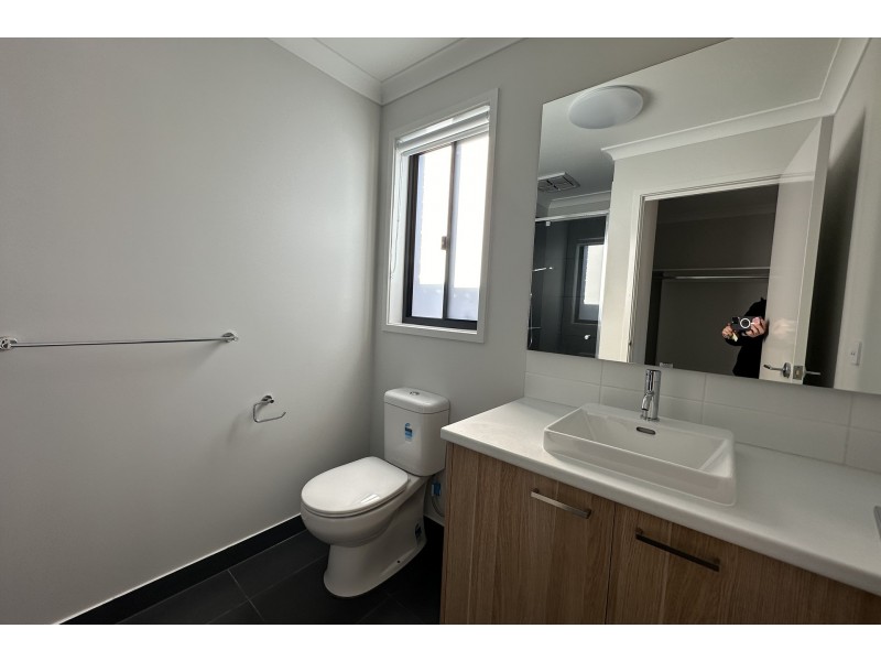 28 Woolly Parade, Clyde North VIC 3978