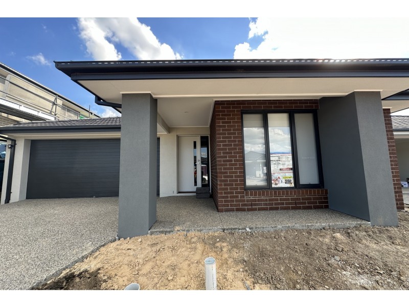 28 Woolly Parade, Clyde North VIC 3978