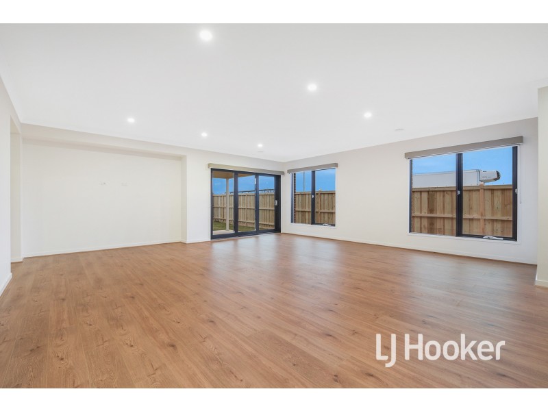 27 Merrin Circuit, Clyde North VIC 3978