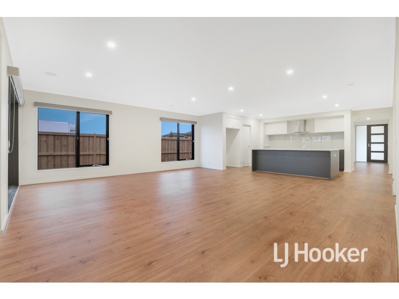 27 Merrin Circuit, Clyde North VIC 3978