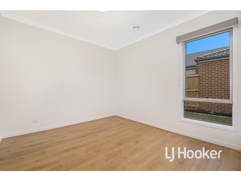 27 Merrin Circuit, Clyde North VIC 3978