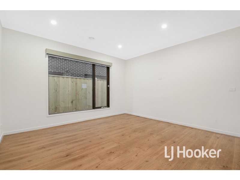 27 Merrin Circuit, Clyde North VIC 3978