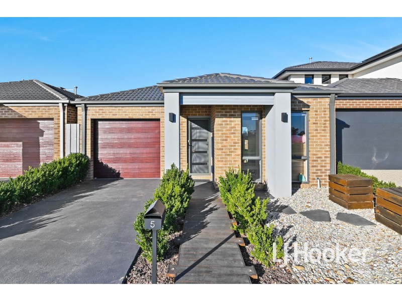 5 Orleana Way, Clyde North VIC 3978