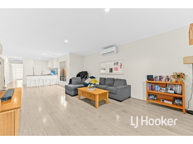 5 Orleana Way, Clyde North VIC 3978