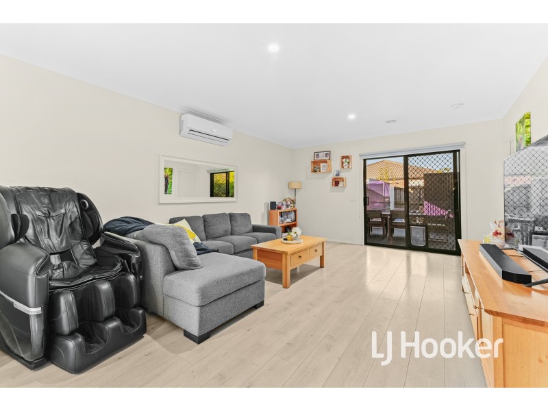 5 Orleana Way, Clyde North VIC 3978