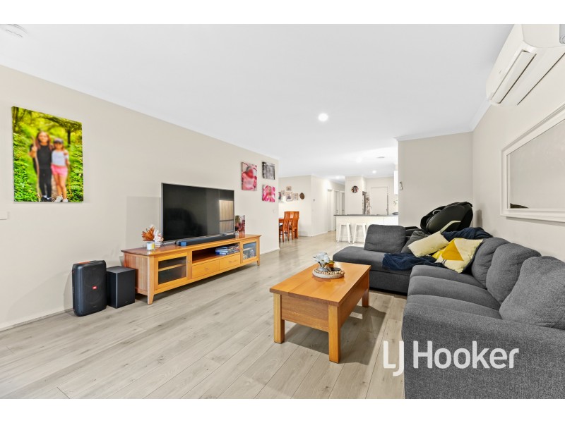 5 Orleana Way, Clyde North VIC 3978