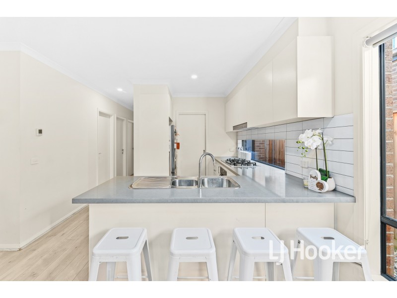 5 Orleana Way, Clyde North VIC 3978