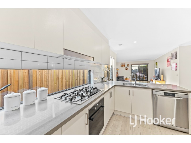 5 Orleana Way, Clyde North VIC 3978