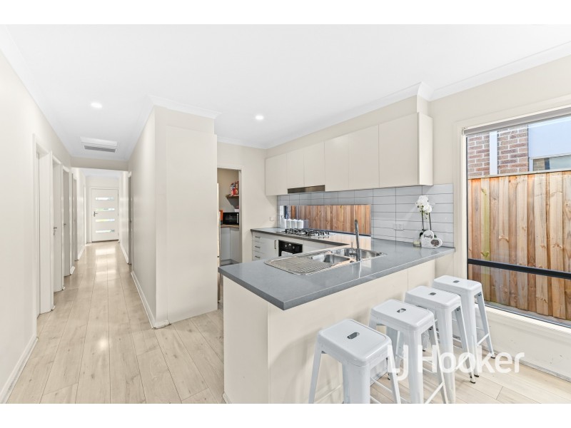 5 Orleana Way, Clyde North VIC 3978