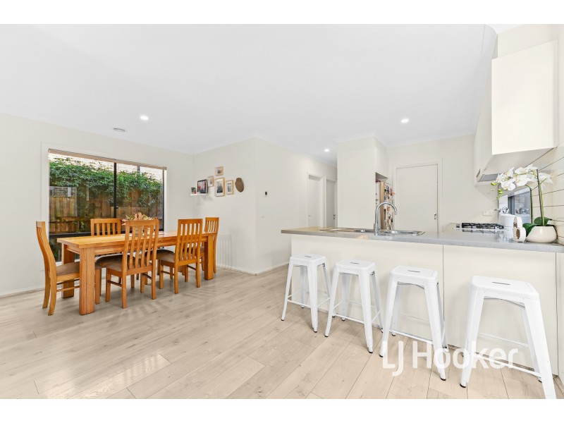 5 Orleana Way, Clyde North VIC 3978