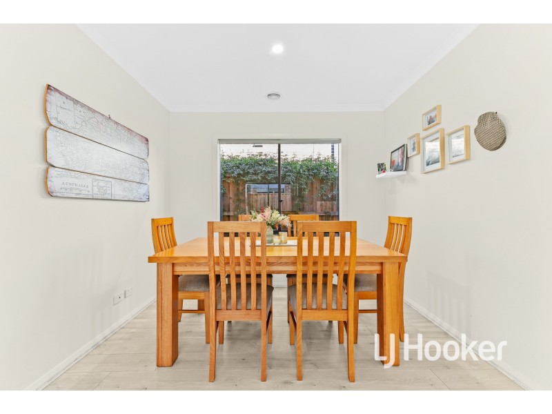 5 Orleana Way, Clyde North VIC 3978