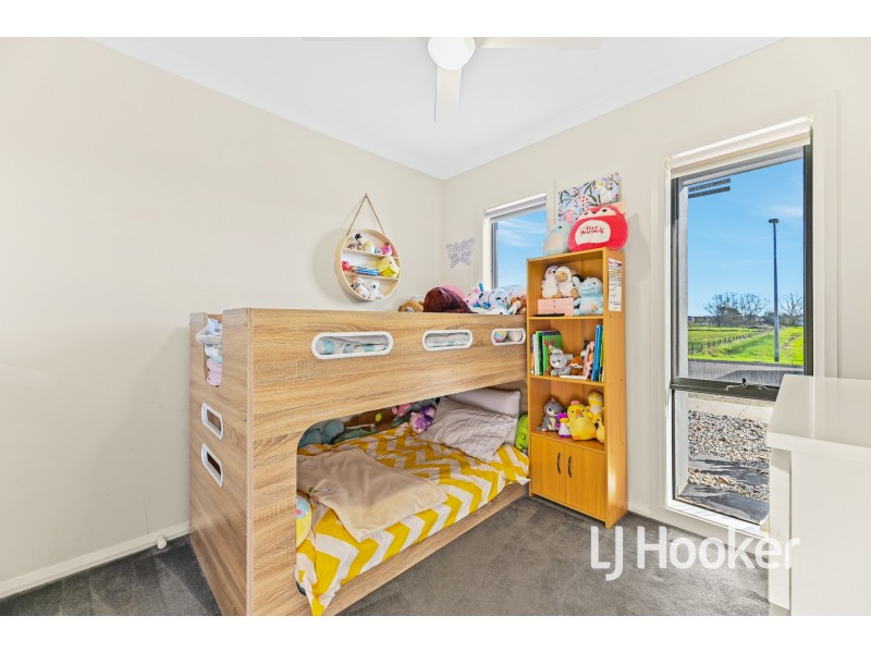5 Orleana Way, Clyde North VIC 3978