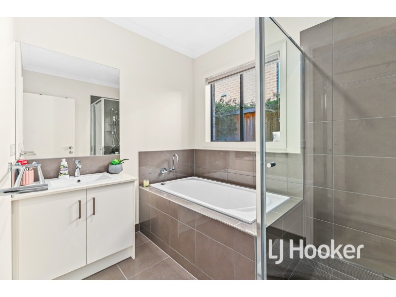 5 Orleana Way, Clyde North VIC 3978