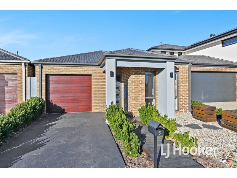 5 Orleana Way, Clyde North VIC 3978