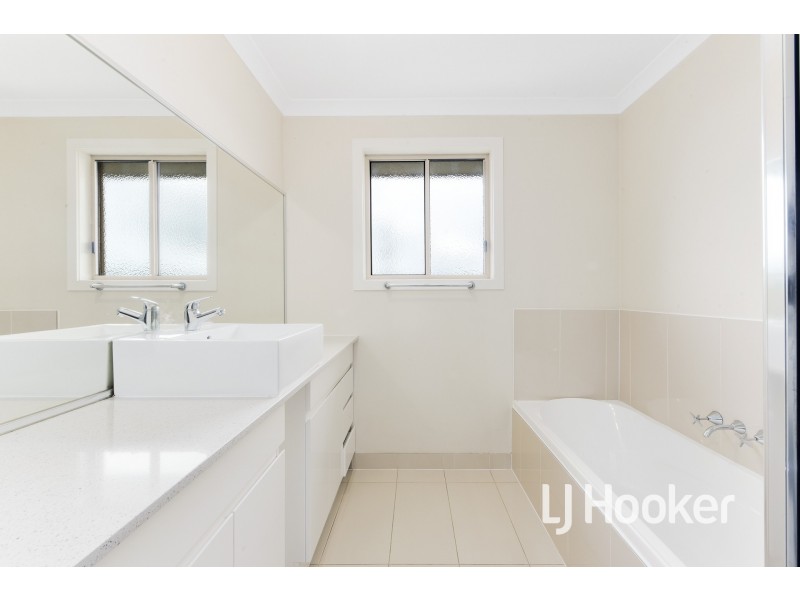 2 Aylesbury Court, Hampton Park VIC 3976