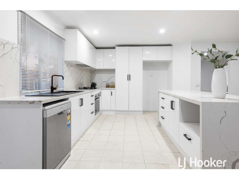 8 Raphael Street, Hallam VIC 3803