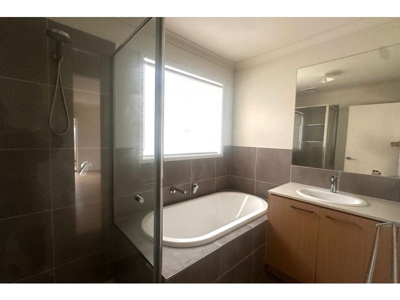 16 Dorkings Way, Clyde North VIC 3978