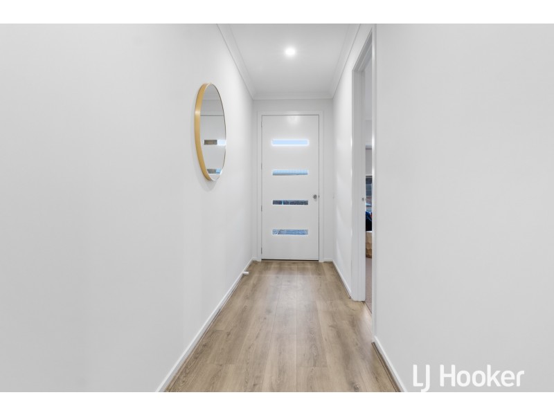 2 Falconer Court, Clyde North VIC 3978