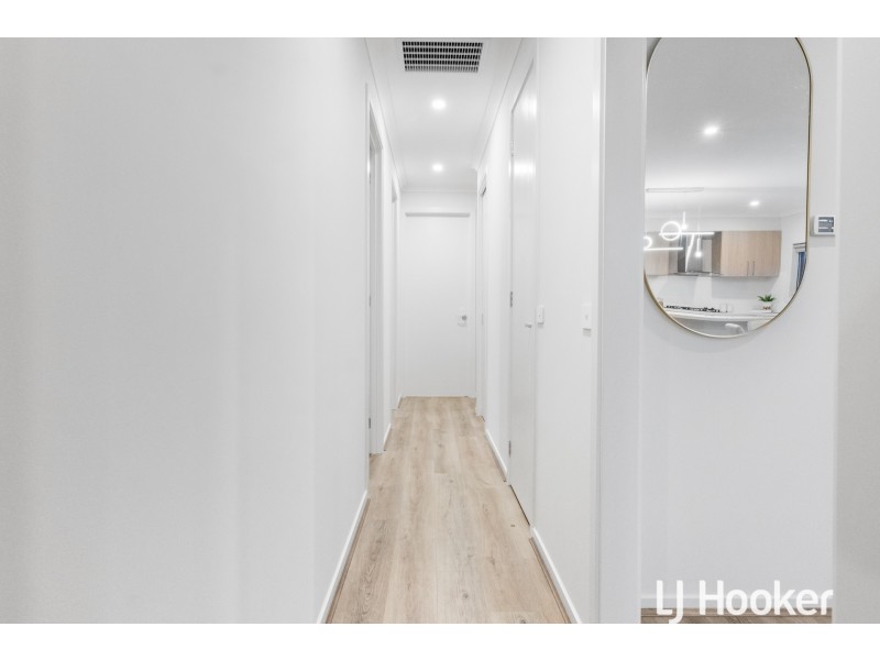 2 Falconer Court, Clyde North VIC 3978