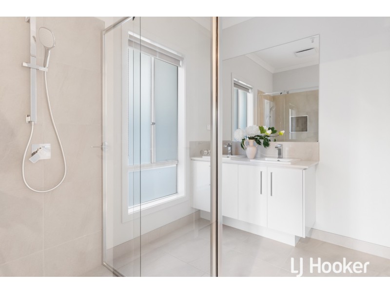 2 Falconer Court, Clyde North VIC 3978