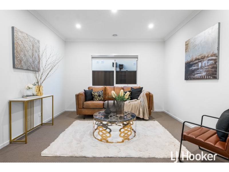 2 Falconer Court, Clyde North VIC 3978