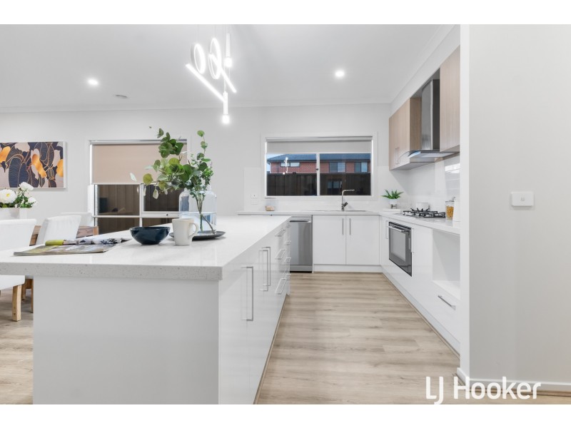 2 Falconer Court, Clyde North VIC 3978