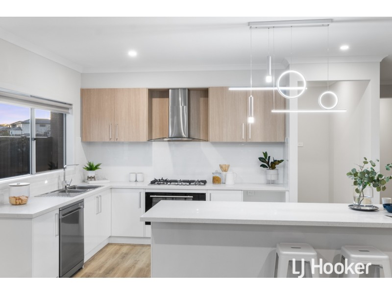 2 Falconer Court, Clyde North VIC 3978