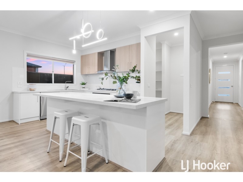 2 Falconer Court, Clyde North VIC 3978