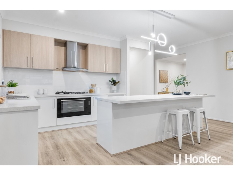 2 Falconer Court, Clyde North VIC 3978