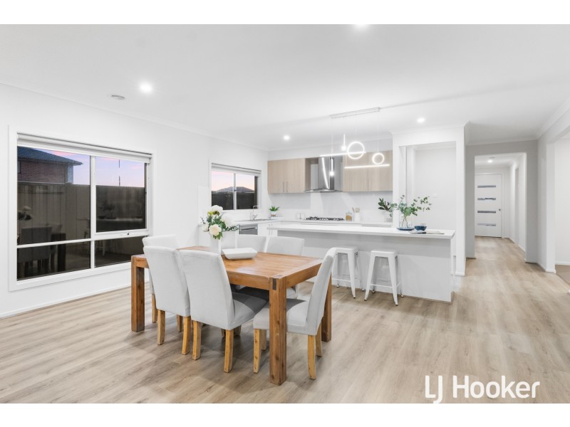 2 Falconer Court, Clyde North VIC 3978