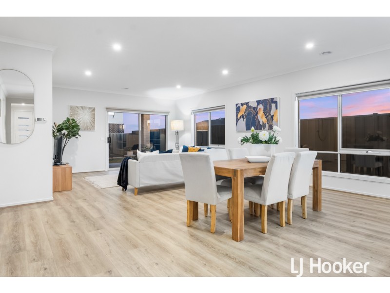 2 Falconer Court, Clyde North VIC 3978