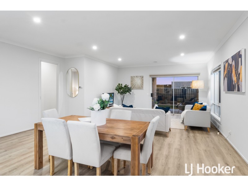 2 Falconer Court, Clyde North VIC 3978