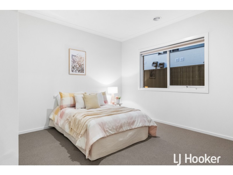 2 Falconer Court, Clyde North VIC 3978