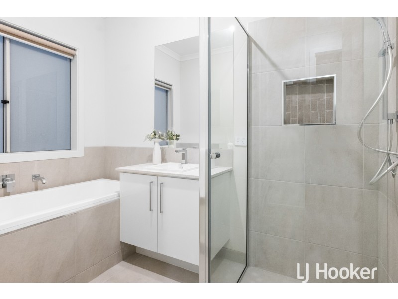 2 Falconer Court, Clyde North VIC 3978