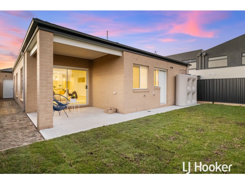 2 Falconer Court, Clyde North VIC 3978