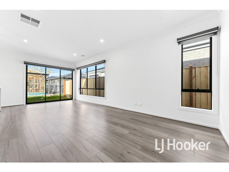 19 Thredbo Crescent, Clyde VIC 3978