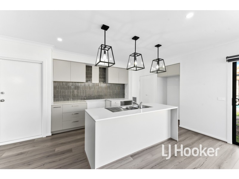 19 Thredbo Crescent, Clyde VIC 3978