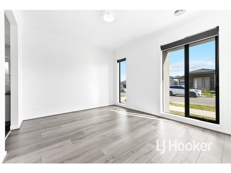 19 Thredbo Crescent, Clyde VIC 3978