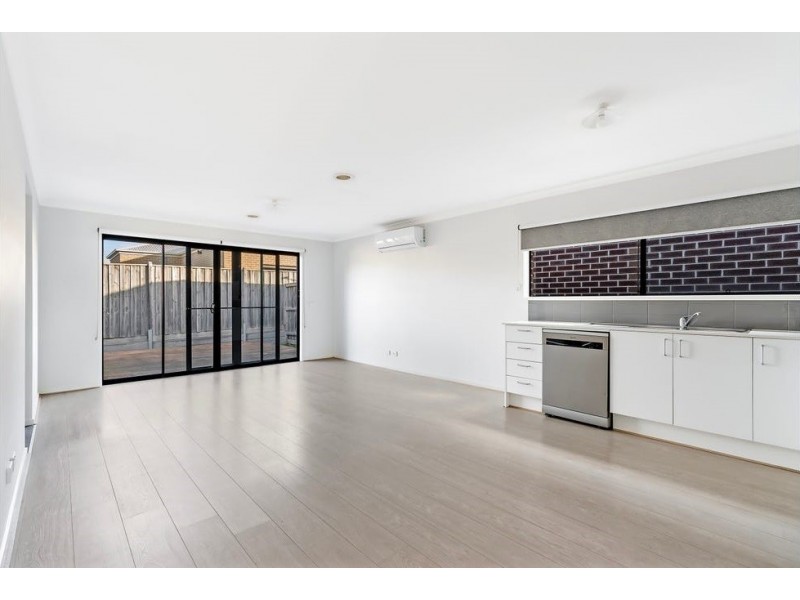 22 Carisbrooke Way, Clyde North VIC 3978