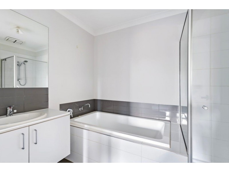 22 Carisbrooke Way, Clyde North VIC 3978