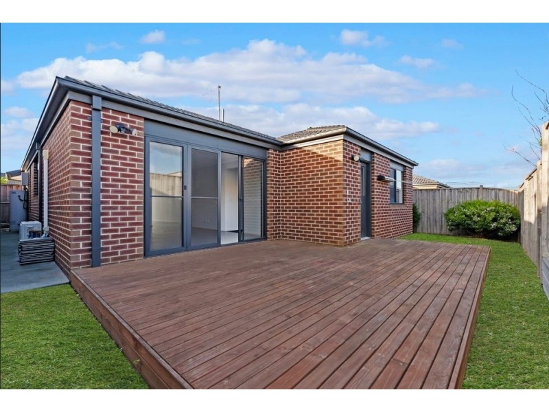 22 Carisbrooke Way, Clyde North VIC 3978